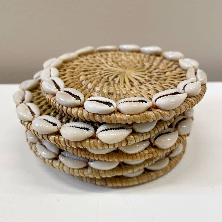 Lot de 5 dessous de verres en rotin décoré de coquillages cowrie