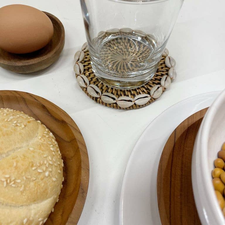 Lot de 5 dessous de verres en rotin décoré de coquillages cowrie