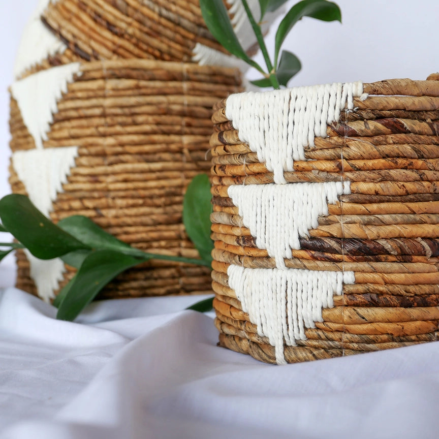 Ensemble de 3 paniers en écorce de bananier et macramé blanc