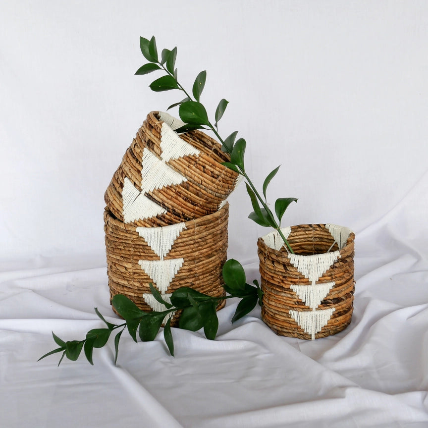 Ensemble de 3 paniers en écorce de bananier et macramé blanc
